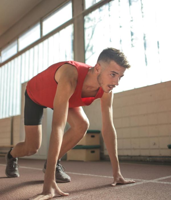 Man in deep concentration before starting a strength training exercise.